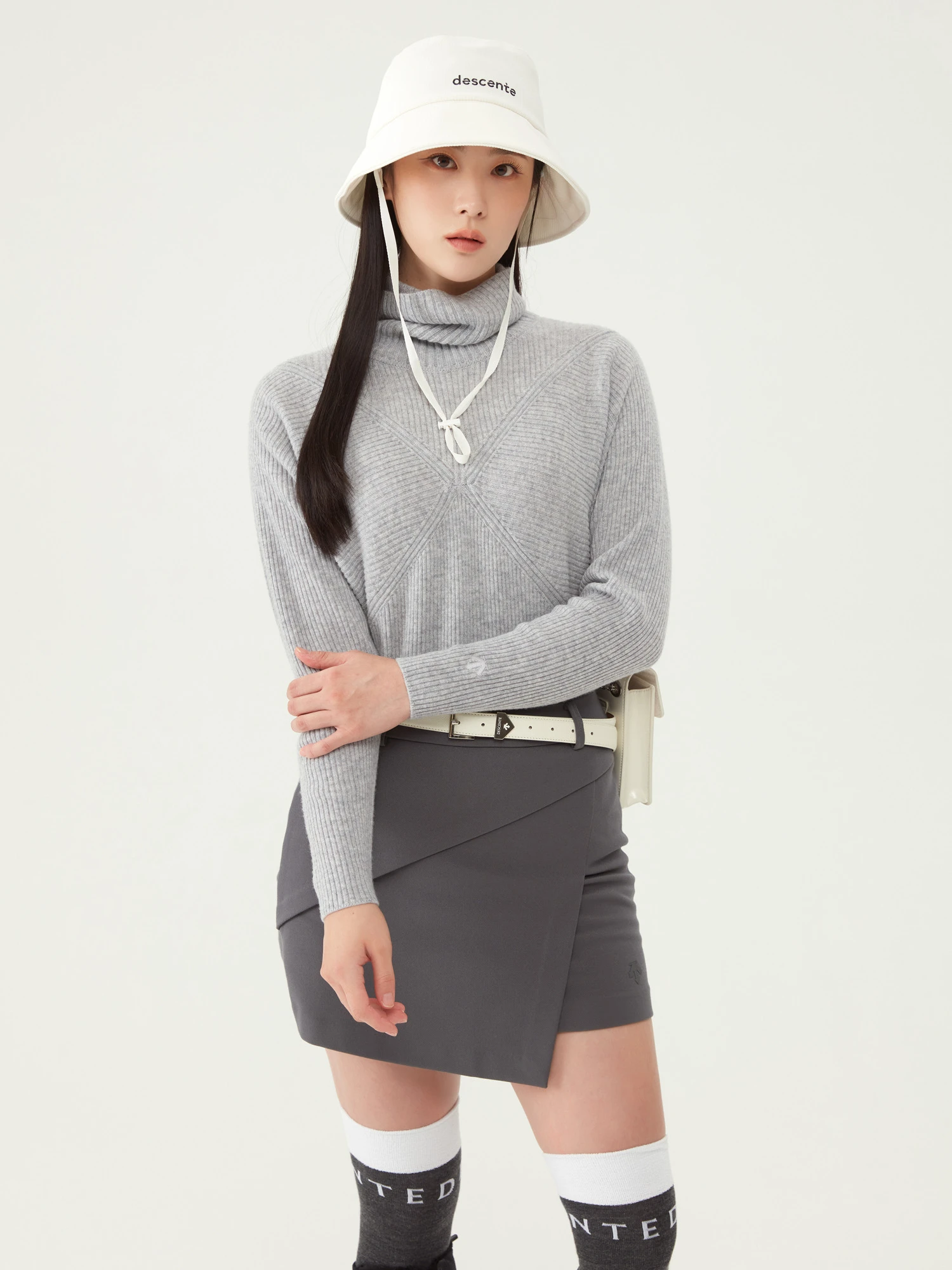 商品【预售商品15天发货】 DESCENTE|GOLF女性半身H型绒面包裙展现时尚魅力 DO42WFSKO2-KHAG,价格¥1025,第4张图片详细描述