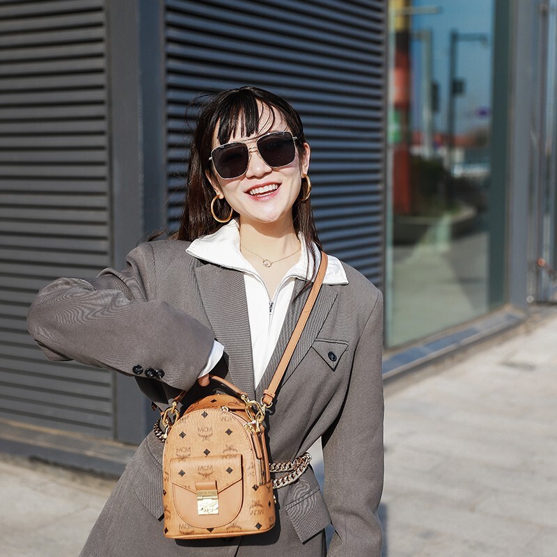 商品[国内直发] MCM|MCM 女士Partricia Visetos系列干邑色人造革配牛皮革迷你手提单肩双肩背包 MWKBSPA01CO001,价格¥4416,第4张图片详细描述
