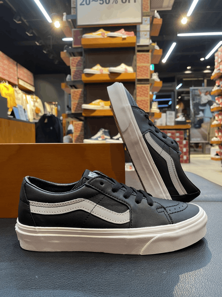 商品Vans|【韩国直邮|包邮包税】万斯[VANS] Sk8-Low ReReflective 남男女共用 运动鞋 #black/true white (VN0A4UUKSIG),价格¥358,第3张图片详细描述