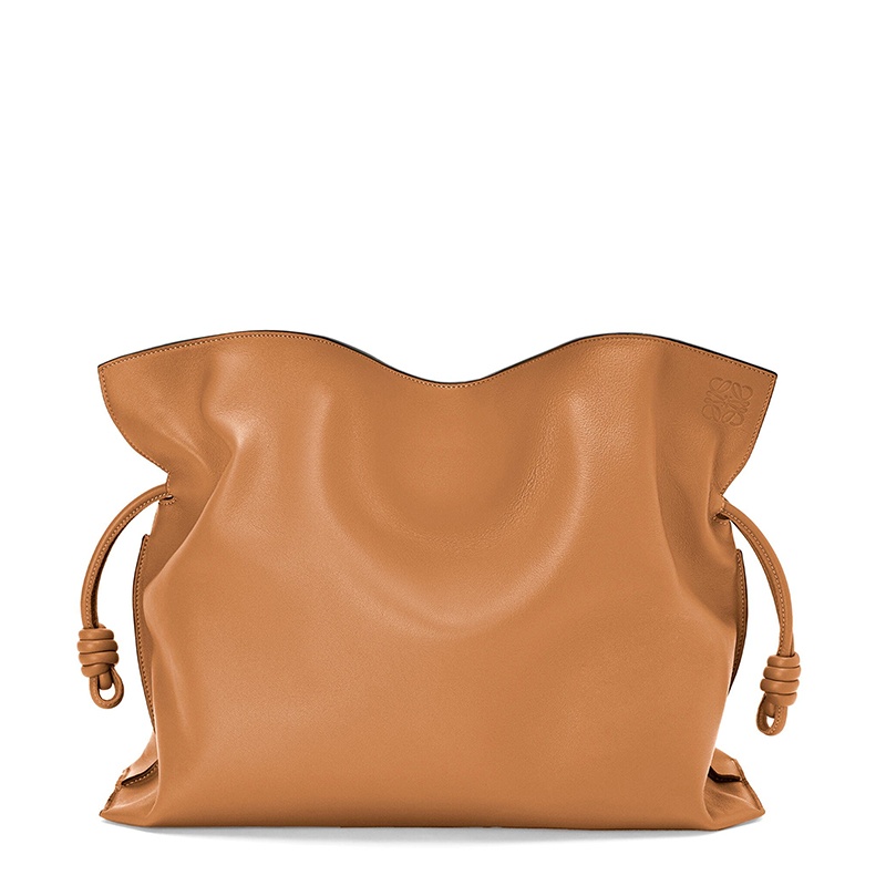 商品Loewe|【包税】LOEWE/罗意威 2021春夏新款 Flamenco系列 女士XL号暖沙色纳帕小牛皮徽标印花磁扣单肩斜挎手提包0010591543,价格¥22465,第3张图片详细描述