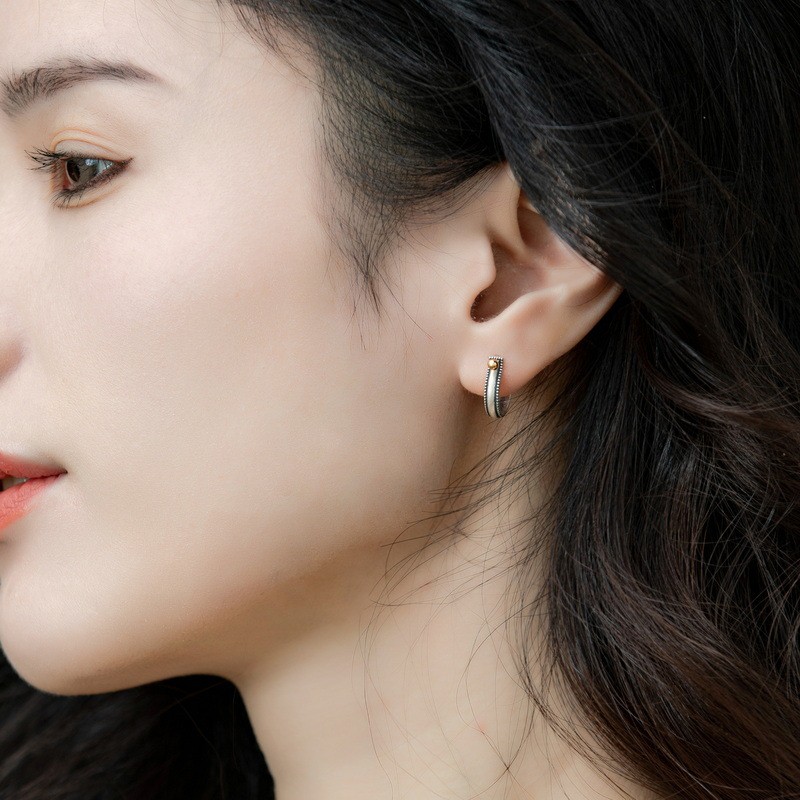 商品[国内直发] GLENVINTEN|2023新款日系简约几何U型耳环女复古做旧925纯银双色耳环一件,价格¥154,第7张图片详细描述