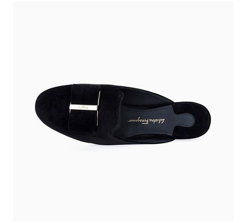 商品Salvatore Ferragamo|SALVATORE FERRAGAMO 女士黑色天鹅绒饰有金色五金蝴蝶结圆头穆勒鞋 0684539,价格¥2956,第7张图片详细描述