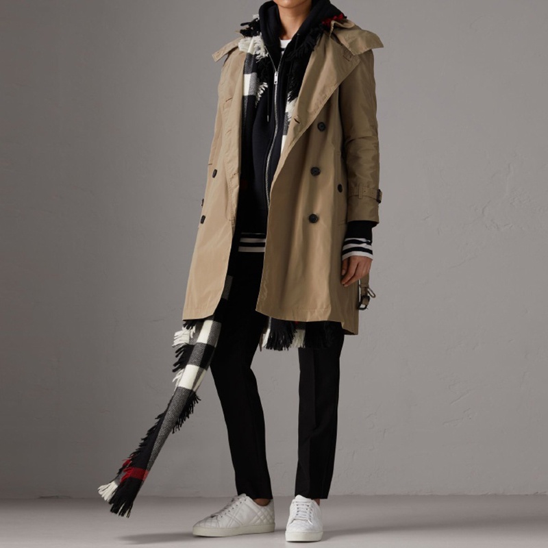 商品Burberry|【现货】博柏利 卡其色脱卸帽长款女士双排扣系带风衣 40624631,价格¥3734,第4张图片详细描述