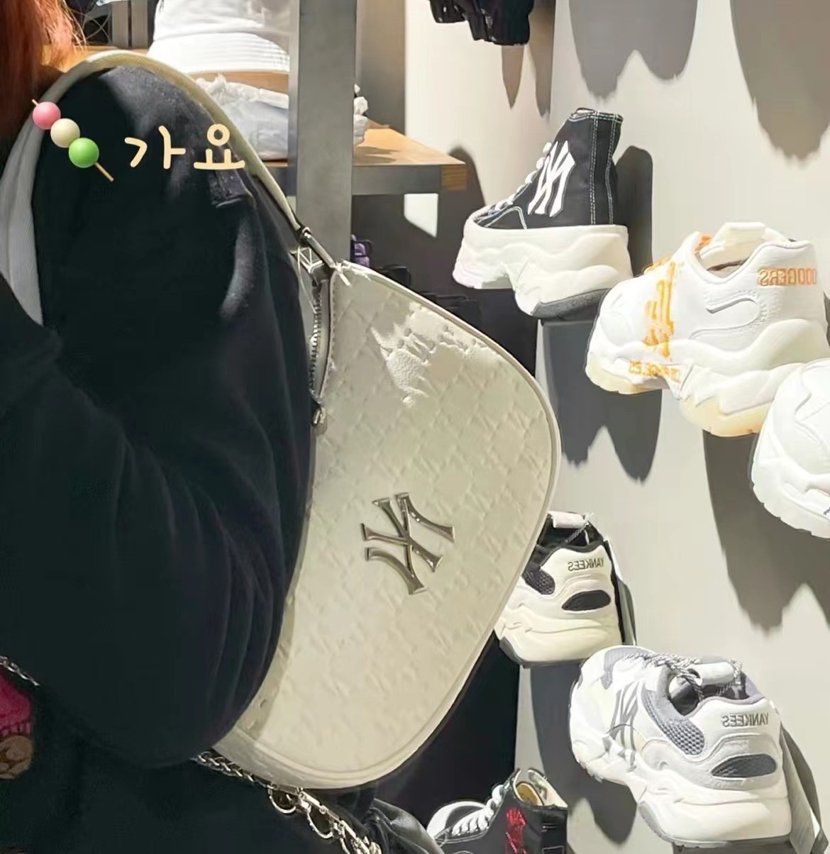 商品MLB|【享贝家】（国内现货）MLB 复古老花满印NY纽约洋基队字母金属大LOGO皮质单肩腋下包饺子包 奶油白 3ABQS022N-50CRS G-LY,价格¥526,第4张图片详细描述