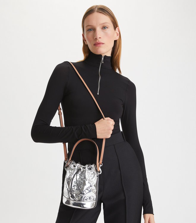 商品Tory Burch|汤丽柏琦T MONOGRAM 迷你撞色压花水桶包（香港仓发货）,价格¥2548,第26张图片详细描述