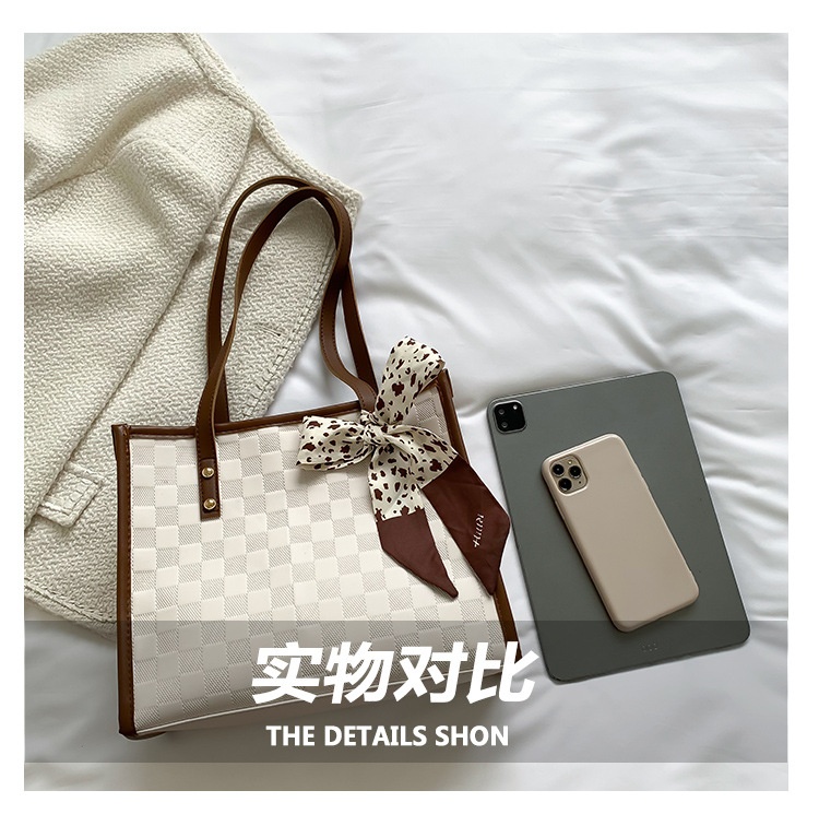 商品[国内直发] GLENVINTEN|格岚云顿女包秋季新款时尚复古压痕格子托特包女式单肩腋下包,价格¥126,第5张图片详细描述