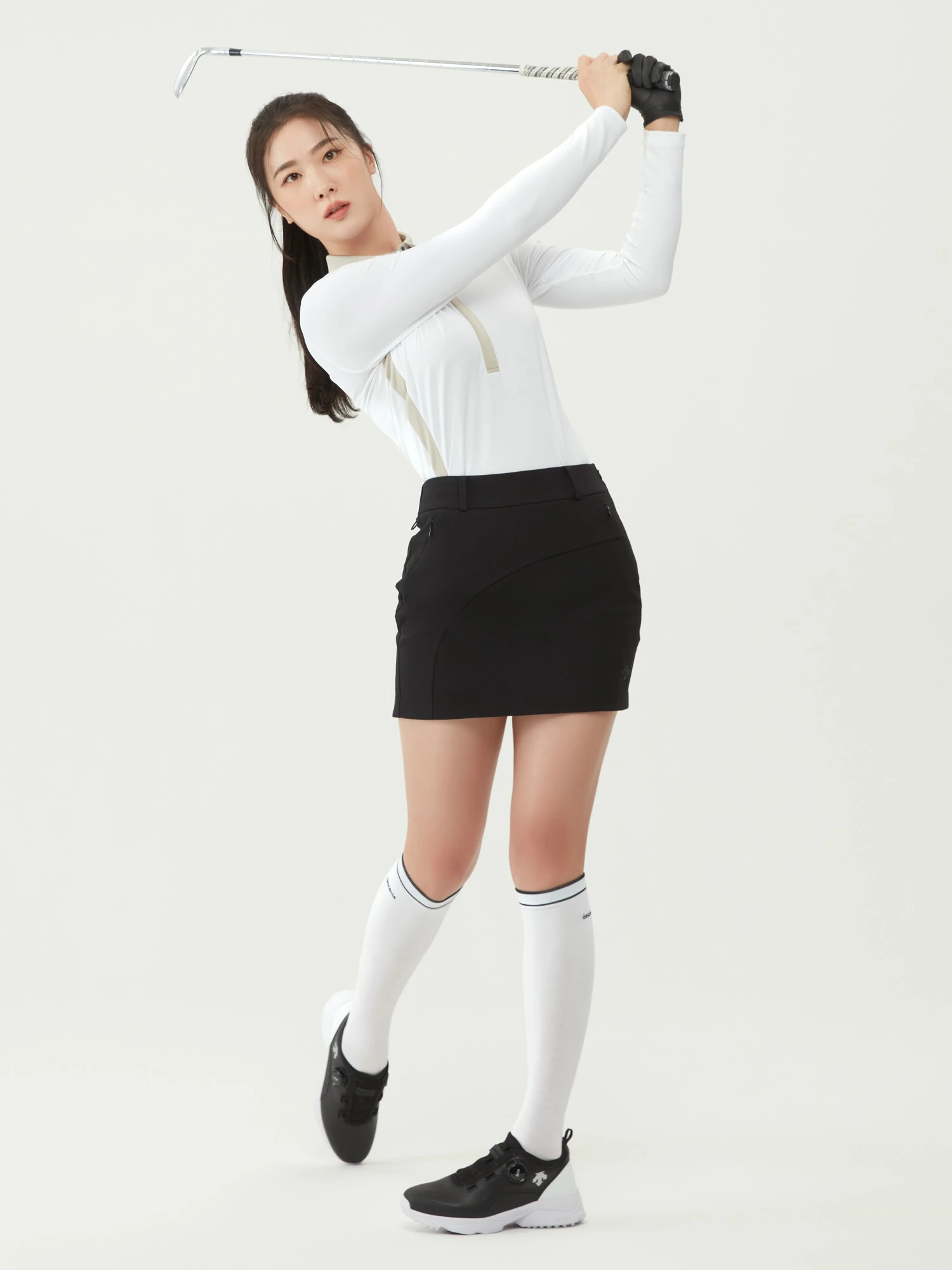 商品【预售商品15天发货】 DESCENTE|高球系列女性侧边松紧带H型裙优雅 DO32WFSK92-BLKG,价格¥959,第4张图片详细描述