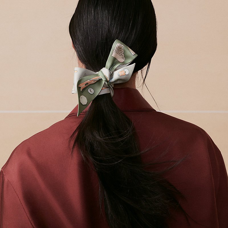 商品Hermes|爱马仕 Twilly女士灰色/绿色真丝丝巾 H062340S06,价格¥2026,第5张图片详细描述
