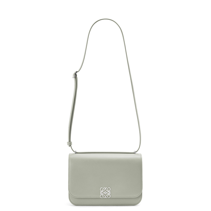 商品Loewe|LOEWE/罗意威 22春夏新款Goya��系列 女士灰白色丝绸牛皮革银扣徽标翻盖开合单肩斜跨包A896N09X01-1760,价格¥21220,第5张图片详细描述
