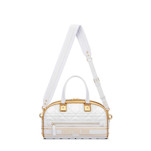 商品Dior|【包税】DIOR/迪奥 22春夏新款VIBE系列 女士中号白色/金色牛皮革绗缝效果超大藤格纹金扣拉链开合单肩斜跨手提保龄球包M6202OFCJ_M933,价格¥32910,第5张图片详细描述