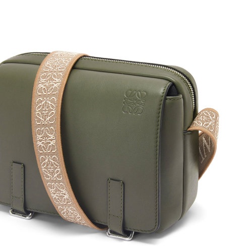 商品Loewe|【包税】 LOEWE/罗意威 XS Military系列 男士卡其绿色柔软光滑小牛皮织物提花肩带翻盖开合单肩斜挎邮差包B553A72X21-4160,价格¥13643,第6张图片详细描述