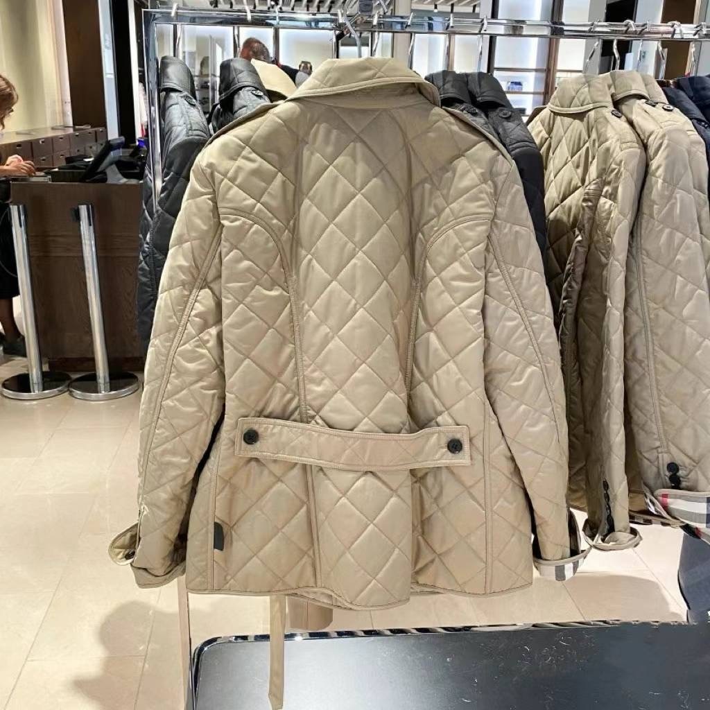 商品Burberry|BURBERRY/博柏利 Frankby系女米黄色聚酯绗缝纹路排扣棉服,价格¥3082,第8张图片详细描述