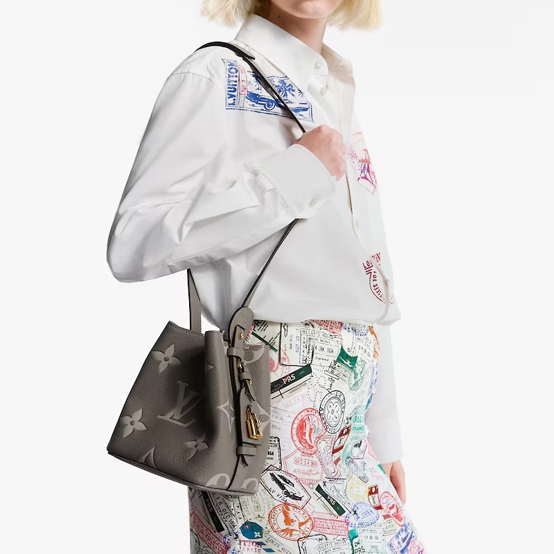 商品Louis Vuitton|【预售十天】路易威登 ALL IN BB 大象灰手袋 压纹粒面牛皮革水桶包 M13045,价格¥21758,第8张图片详细描述