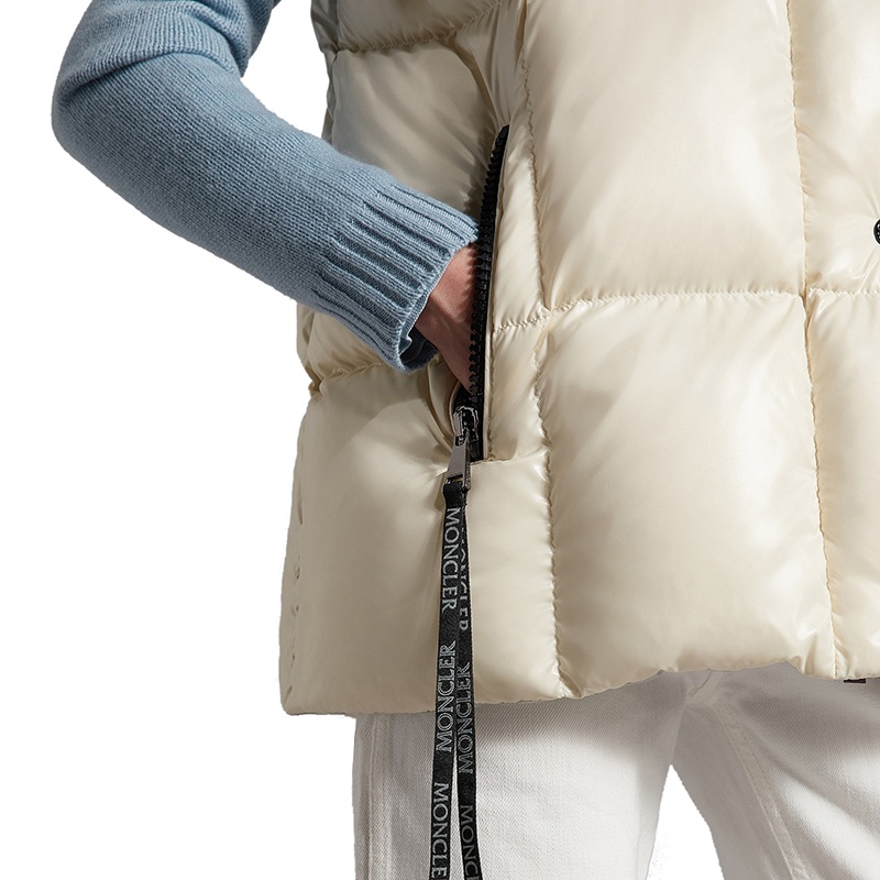 商品Moncler|Moncler/蒙克莱 22年秋冬新款 Luzule系列 女士象牙白/暖灰色漆面尼龙羽绒服马甲H20931A0006468950065,价格¥8703,第6张图片详细描述
