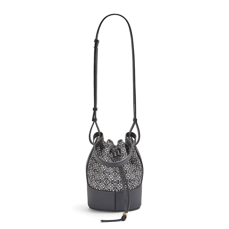 商品Loewe|【包税】LOEWE/罗意威 22春夏新款Balloon系列 女士小号黑色海军蓝色徽标提花织物配皮抽绳水桶手提气球包0010643997,价格¥15187,第3张图片详细描述
