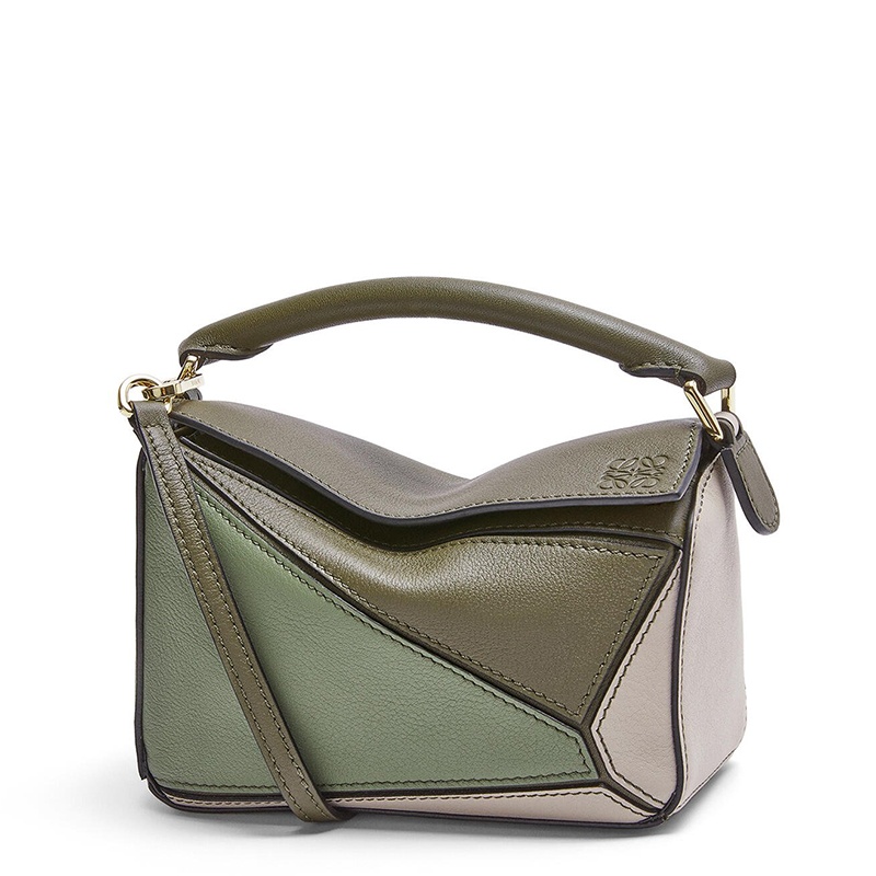 商品Loewe|LOEWE/罗意威 21秋冬款 Puzzle系列 女士迷你秋绿色/浅燕麦色小牛皮拉链开合单肩斜挎手提拼图包A510U95X34-4366,价格¥15826,第2张图片详细描述