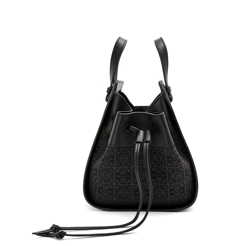 商品Loewe|【包税】LOEWE/罗意威 2021秋冬新款 Hammock系列 女士迷你无烟煤色/黑色小牛皮抽绳封口吊床束带单肩手提包0010592947,价格¥14004,第4张图片详细描述