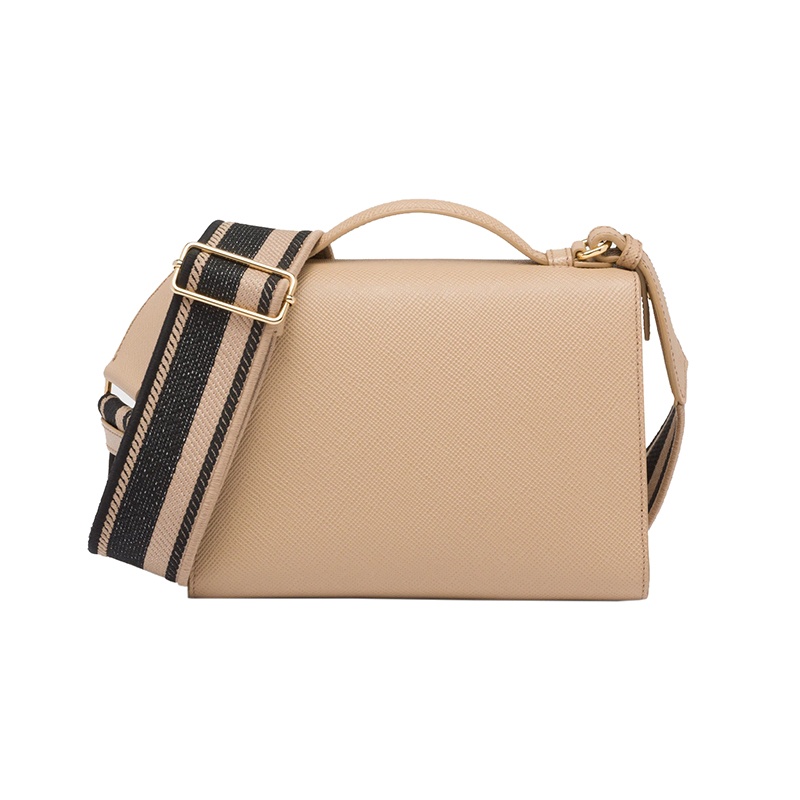 商品Prada|PRADA/普拉达 22新款 Monochrome系列 女士砂米黄saffiano皮革金色徽标磁扣翻盖印花拆卸肩带单肩斜挎包1BD317_2ERX_F0036_V_3O3,价格¥18171,第5张图片�详细描述