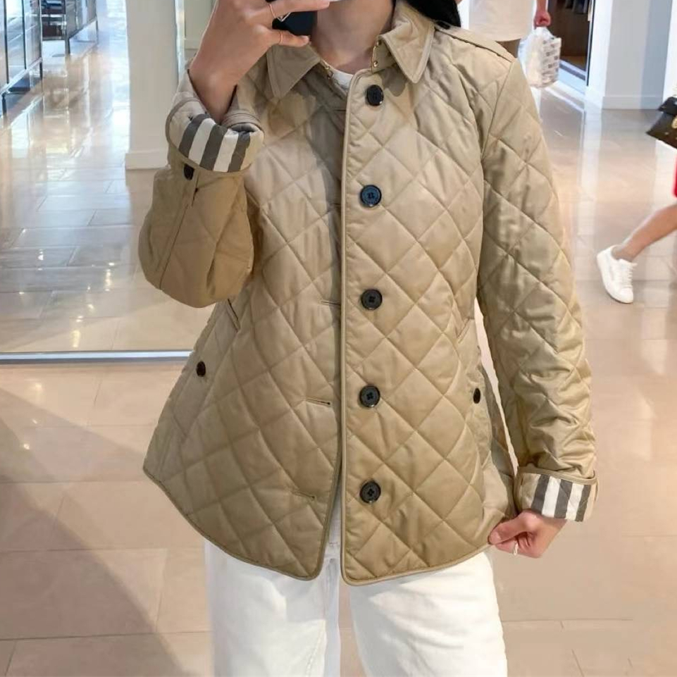 商品Burberry|BURBERRY/博柏利 Frankby系女米黄色聚酯绗缝纹路排扣棉服,价格¥3082,第12张图片详细描述