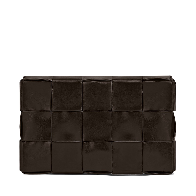 商品Bottega Veneta|【包税】Bottega Veneta/葆蝶家 21春夏新款CASSETTE系列 男士深巧克力色小牛皮Intreccio双面编织银色饰面单肩斜挎豆腐包667298VCQ712145,价格¥19627,第2张图片详细描述