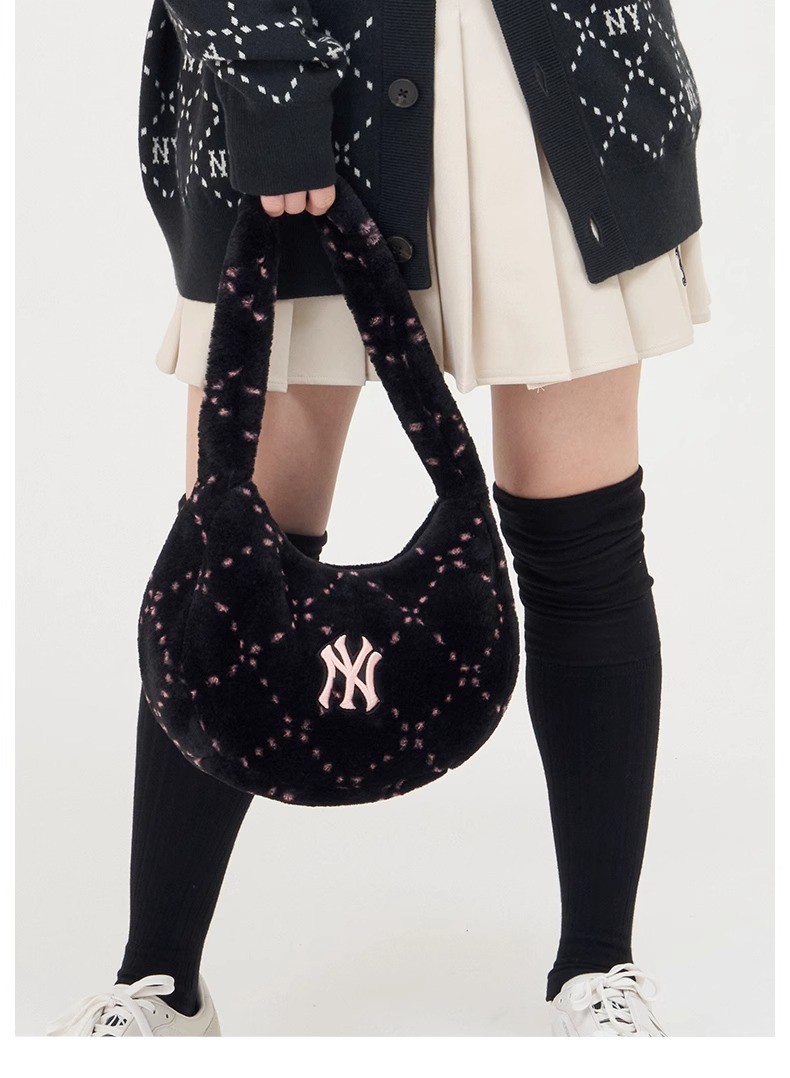 商品MLB|MLB官方男女情侣毛绒钻石老花腋下包时尚手提包秋季BQM08,价格¥611,第3张图片详细描述