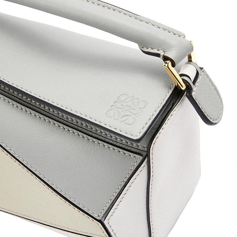 商品Loewe|Loewe/罗意威 22春夏新款Puzzle系列 女士迷你大理石灰色牛皮革几何线条可单肩斜挎手提拼图包 A510U95X34-1693,价格¥15727,第8张图片详细描述