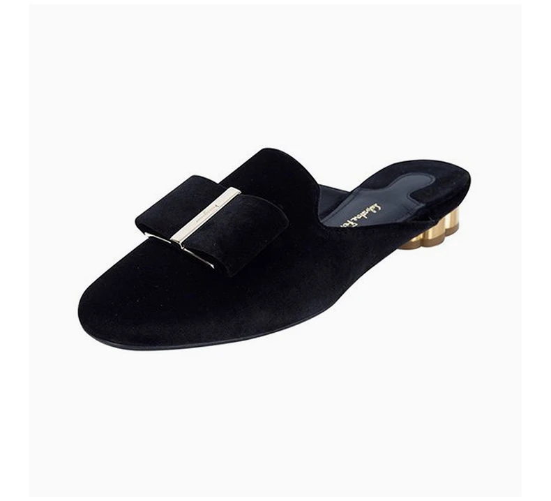 商品Salvatore Ferragamo|SALVATORE FERRAGAMO 女士黑色天鹅绒饰有金色五金蝴蝶结圆头穆勒鞋 0684539,价格¥2956,第6张图片详细描述