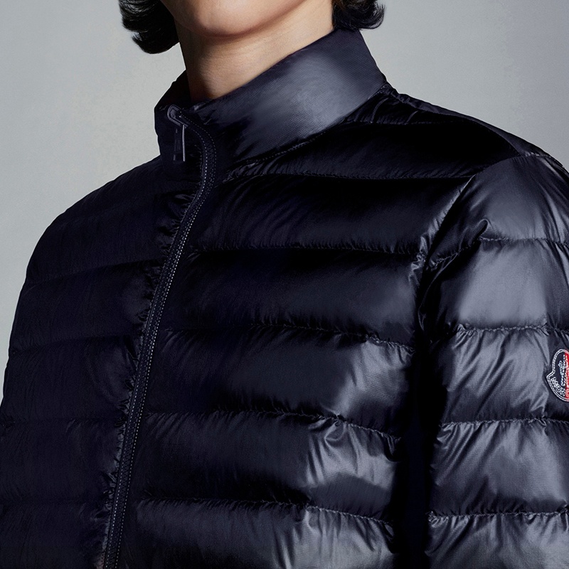 商品Moncler|【现货】蒙克莱 男士海军蓝色尼龙面料羽绒夹克H10921A00019M1837778,价格¥3620,第4张图片详细描述