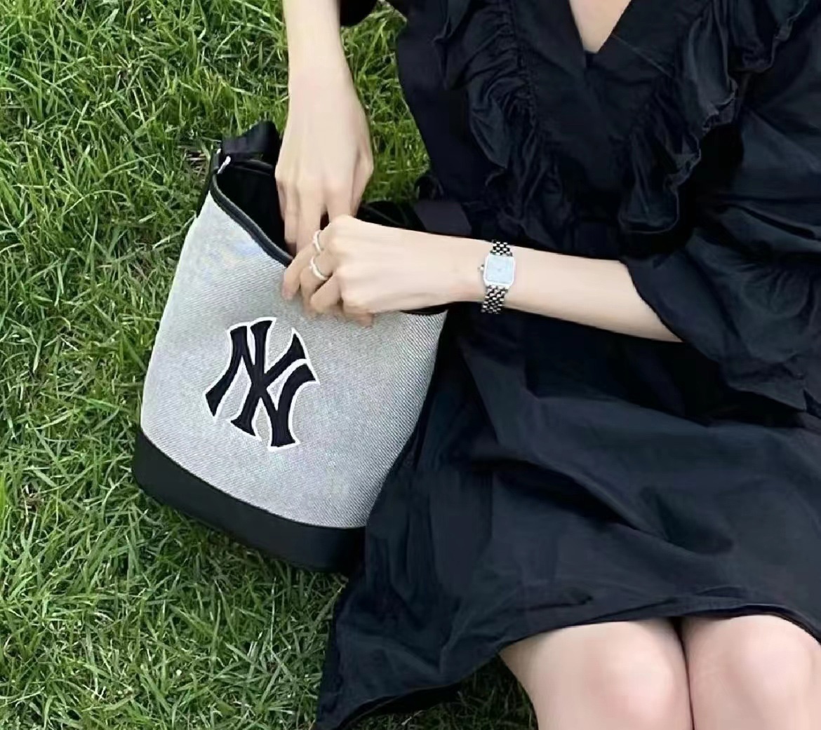 商品MLB|【享贝家】MLB 字母大Logo可调节帆布托特水桶包 拼接印花NY纽约洋基队单肩手提包 黑灰色 3ABMS072N-50BKS,价格¥542,第7张图片详细描述