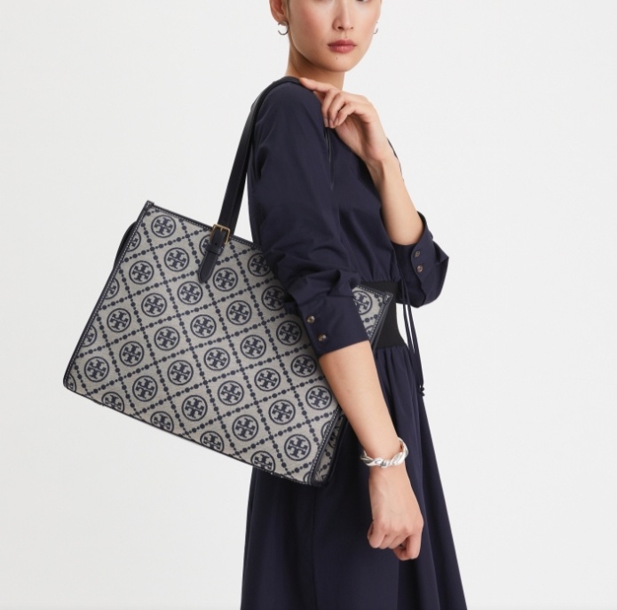 商品Tory Burch|汤丽柏琦老花满印T Monogram 手提单肩托特包(香港仓发货),价格¥2599,第13张图片详细描述