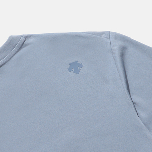 商品DESCENTE|【享贝家】（国内现货）DESCENTE 迪桑特 字母圆领运动短袖背侧小标T恤 灰蓝色 SN323UTS72-DBLU G-QD,价格¥331,第7张图片详细描述