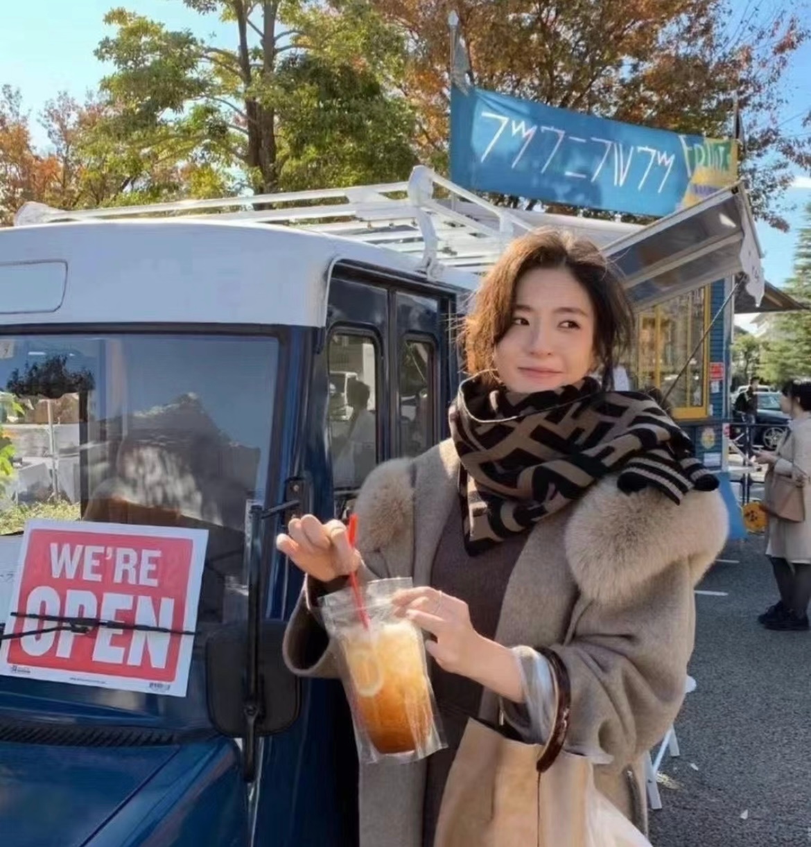 商品Fendi|【现货速发】 FENDI/芬迪 经典款 女士黑色和棕色羊毛混纺面料FF图案围巾FXT251A2OJF0QB8,价格¥4232,第7张图片详细描述