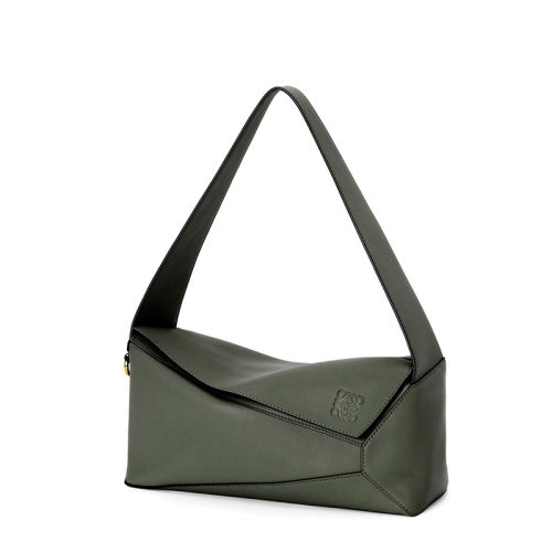 商品Loewe|【包税】LOEWE/罗意威 22新款Puzzle Hobo系列 女士复古卡其绿色纳帕牛皮革单肩手提腋下包流浪包A510J67X01-4429,价格¥16707,第4张图片详细描述