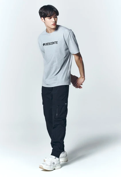 商品DESCENTE|【享贝家】ZY-迪桑特 夏季新款 速干透气运动训练上衣短袖T恤 男女同款 SO123UTS13,价格¥305,第17张图片详细描述