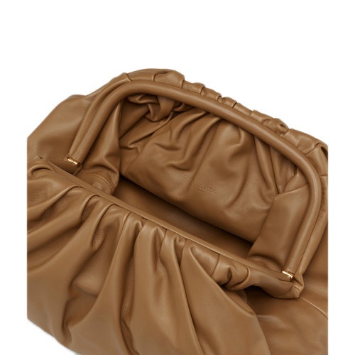 商品Bottega Veneta|【包税】Bottega Veneta/葆蝶家 2020早秋新款 THE POUCH系列 深驼色小牛皮单隔层内衬纳帕皮革手拿�包576227VCP402618,价格¥22125,第5张图片详细描述