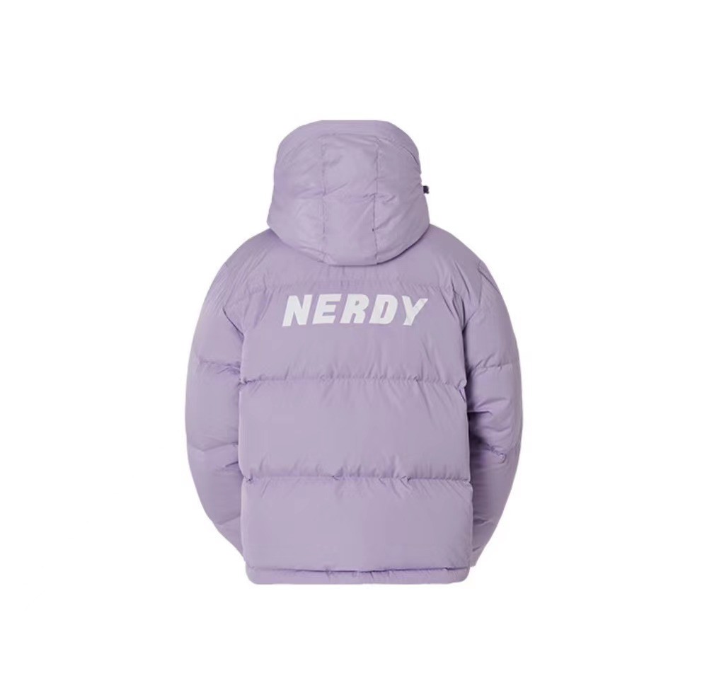 商品NERDY|【享贝家】NERDY 印花宽松连帽羽绒服外套 男女同款 紫色（预售款，10天发货） PNEW21DJ02,价格¥568,第2张图片详细描述