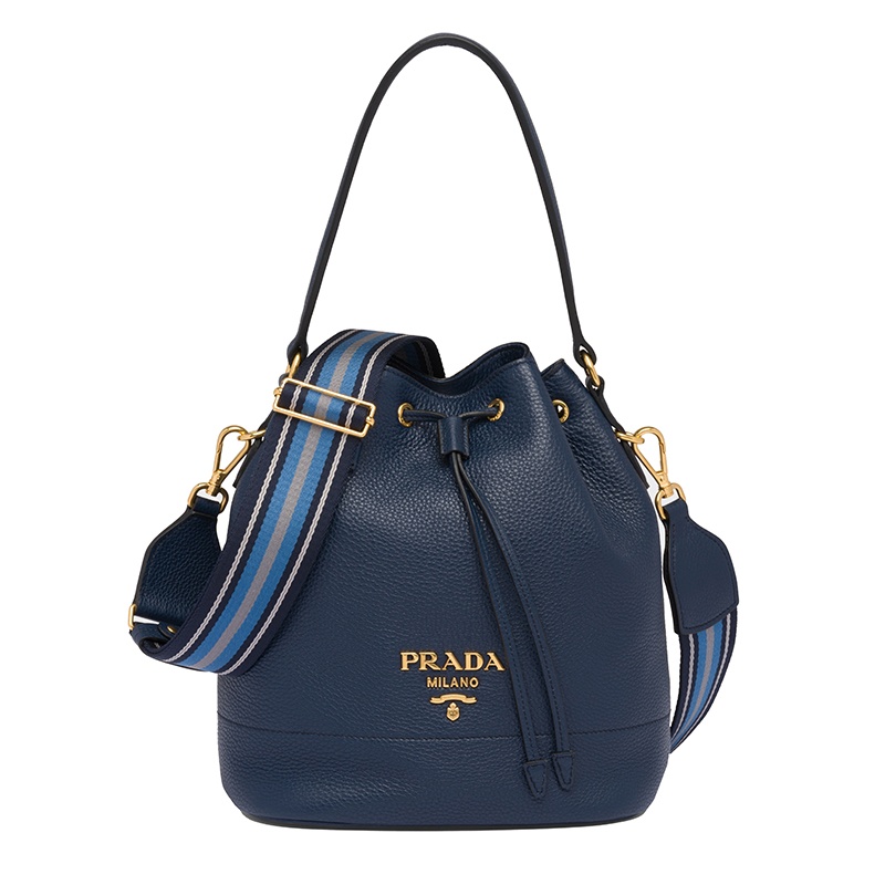 商品Prada|PRADA/普拉达 22新款 女士波罗的海蓝saffiano皮革金扣徽标皮革手柄抽绳单肩斜挎手提水桶包1BE018_2BBE_F0216_V_NOM,价格¥14839,第2张图片详细描述