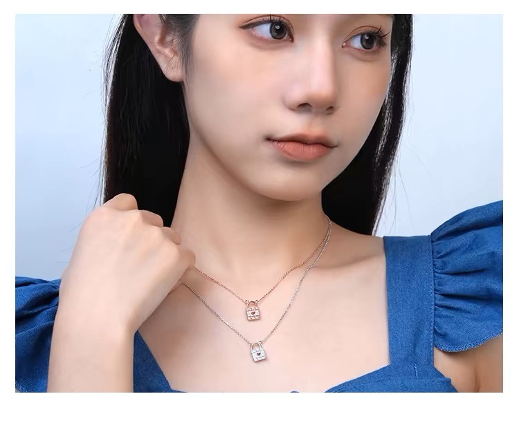 商品[国内直发] apm Monaco|Apm Monaco女士锁骨链银色爱心锁美观轻奢优雅时尚百搭AC5992OX,价格¥812,第5张图片详细描述