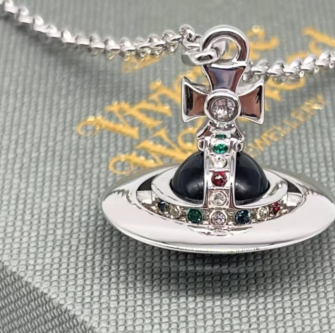 商品[国内直发] Vivienne Westwood|Vivienne Westwood New Small Orb 大号立体土星吊坠 黄铜 项链 男女同款情侣款 枪灰色,价格¥2342,第6张图片详细描述