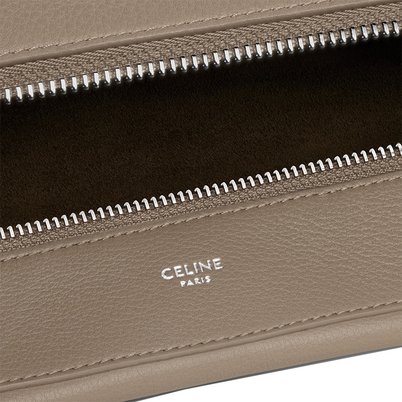 商品Celine|赛琳 23新款 ROMY男士大号烟熏灰褐色柔软小牛皮饰带手提包 111773DPJ.18SE,价格¥22587,第3张图片详细描述