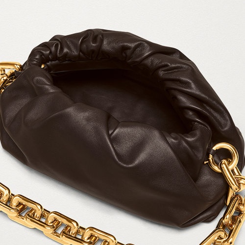 商品Bottega Veneta|【包税】Bottega Veneta/葆蝶家 经典秀款CHAIN POUCH系列 金色粗链条巧克力色滑面小牛皮云朵包腋下包手提单肩包,价格¥24790,第3张图片详细描述