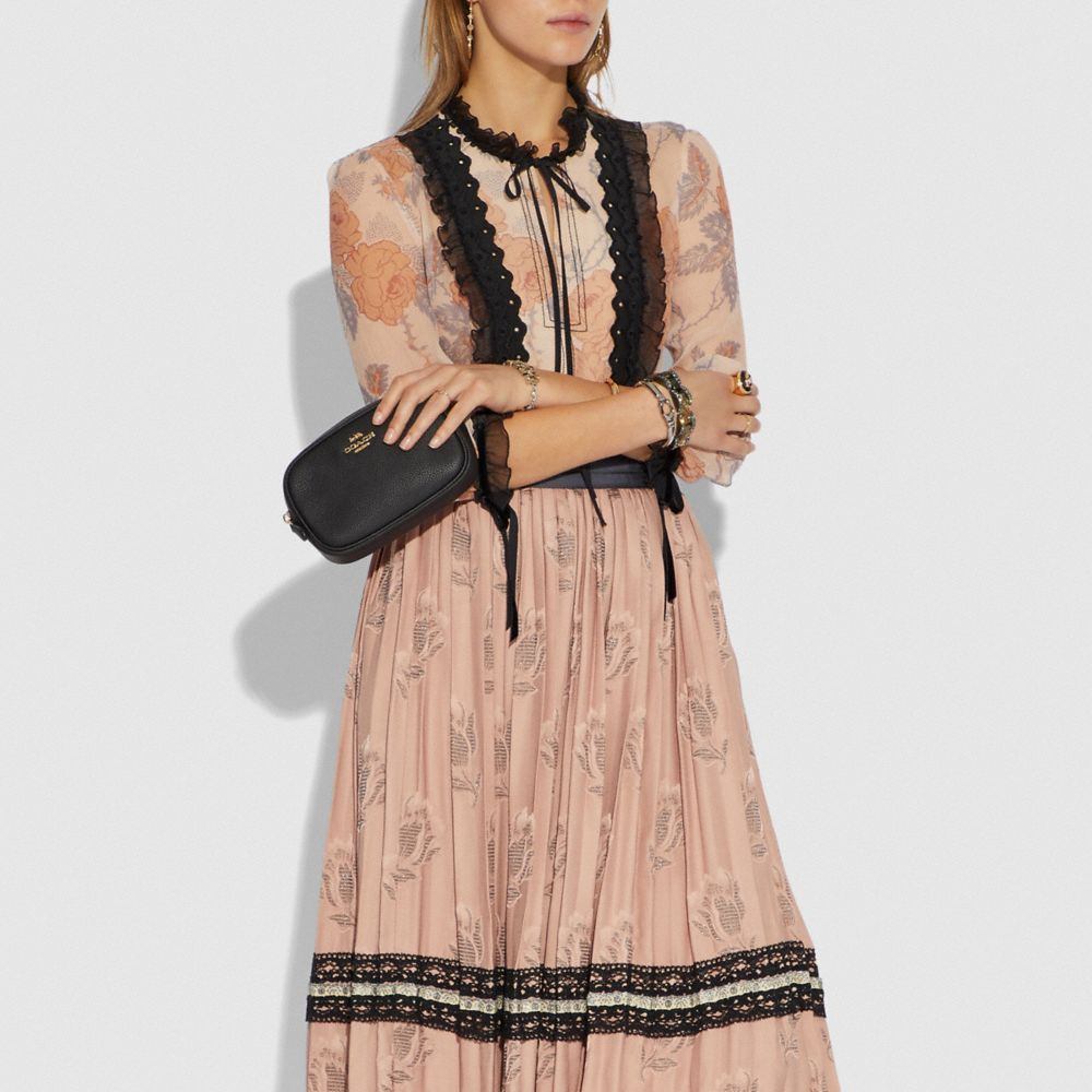 商品[国内直发] Coach|COACH女包蔻驰 奢侈品 女士简约时尚黑色皮质单肩斜挎腰包小号手拿包礼物送女友 39938 GDBLK,价格¥740,第1张图片详细描述