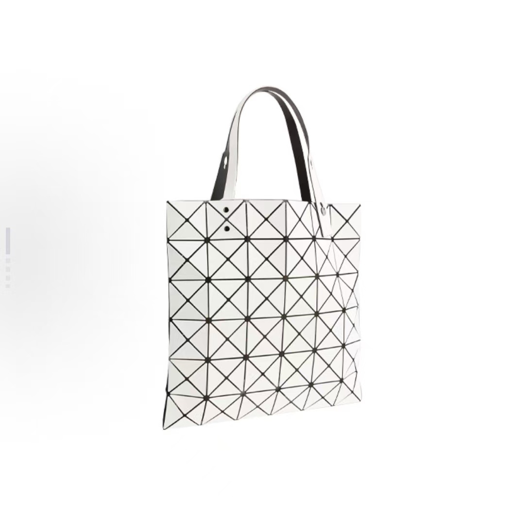 商品[国内直发] Issey Miyake|三宅一生 ISSEY MIYAKE Lucent系列 六格亮面大容量 人造革 托特包Tote包购物袋电脑包单肩手提包 女款 白色,价格¥2282,第2张图片详细描述
