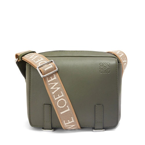 商品Loewe|【包税】 LOEWE/罗意威 XS Military系列 男士卡其绿色柔软光滑小牛皮织物提花肩带翻盖开合单肩斜挎邮差包B553A72X21-4160,价格¥13643,第4张图片详细描述