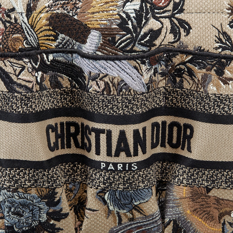 商品Dior|DIOR/迪奥 22新款CATHERINE系列 女士拼色帆布Jardin d'Hiver主题图案刺绣肩背手提托特包M1316ZRWD_M918,价格¥26122,第5张图片详细描述