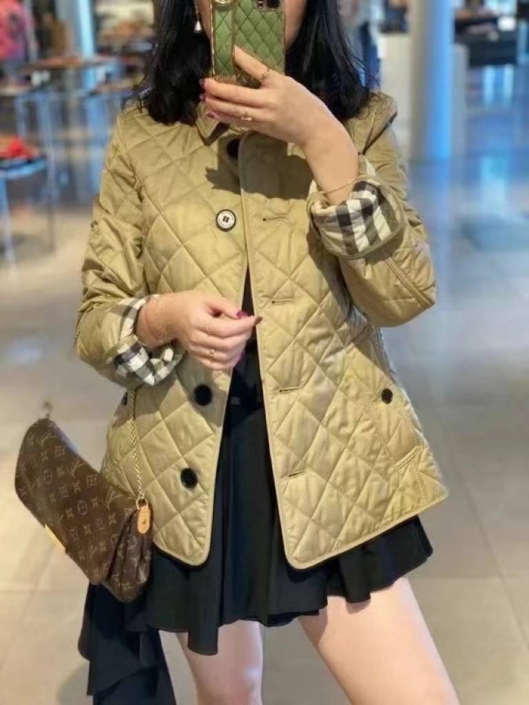 商品Burberry|BURBERRY/博柏利 Frankby系女米黄色聚酯绗缝纹路排扣棉服,价格¥3082,第7张图片详细描述