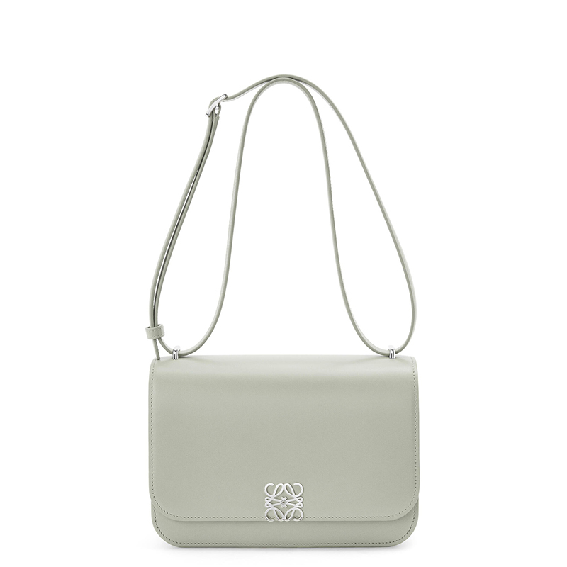 商品Loewe|LOEWE/罗意威 22春夏新款Goya系列 女士灰白色丝绸牛皮革银扣徽标翻盖开合单肩斜跨包A896N09X01-1760,价格¥21220,第6张图片详细描述
