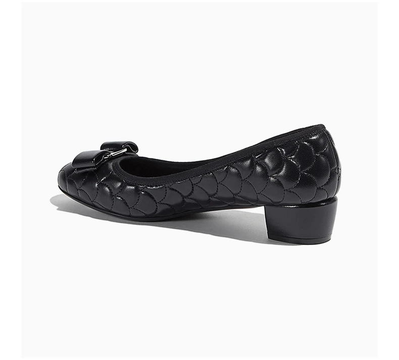 商品Salvatore Ferragamo|SALVATORE FERRAGAMO 女士黑色羊皮鱼鳞压花饰有蝴蝶结中跟鞋 0726002,价格¥3095,第5张图片详细描述