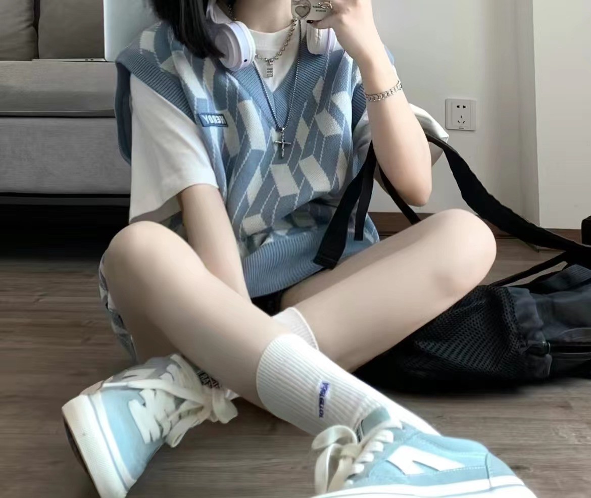 商品NERDY|【享贝家】NERDY 徽标图案针织马甲 男女同款 天蓝色（预售款，10天发货） PNES22KK0614 ,价格¥245,第3张图片详细描述