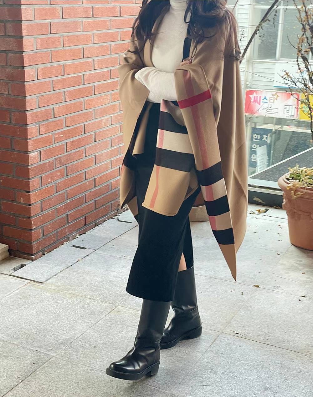 商品Burberry|【现货速发】BURBERRY/博柏利 经典款 女士驼色美利奴羊毛格纹斗篷披肩40294061,价格¥3404,第8张图片详细描述